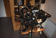Původní hodinový stroj z kostelní věže je dnes vystavený na Obecním úřadě Rudná pod Pradědem.
