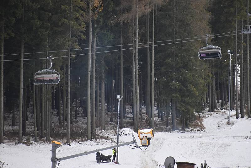V Jeseníkách v Malé Morávce ve skiareálech Karlov a Kopřivná právě finišují přípravy na start nové lyžařské sezony. Listopad 2022
