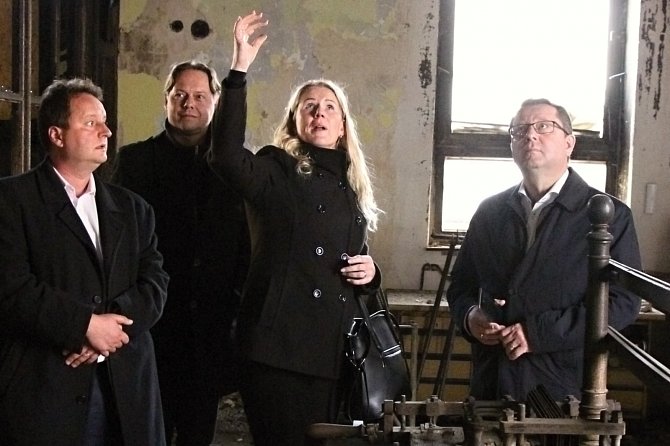 Ministr kultury Antonín Staněk navštívil Krnov a prohlédl si bývalou textilku Karnolu, kterou loni v prosinci poškodil velký požár.