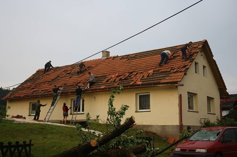 Silná bouřka, doprovázená údajně tornádem, napáchala velké škody.