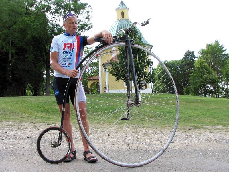 Josef Zimovčák a jeho velociped.