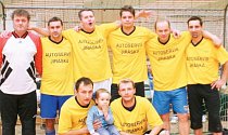 Vítězství z Mikulášského turnaje v halové kopané mužů si odnesli fotbalisté restaurace Terezka.