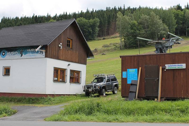 O dvě dvousedačkové a dvě čtyřsedačkové lanovky posilují lyžařské areály v Malé Morávce. Do začátků zimní sezony mají být vleky na svazích Jeseníků hotovy. 