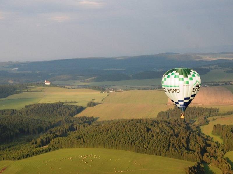 Dobrodruhům v balonech nepřálo počasí, rekord v podobě přeletu Pradědu se tak nezdařil.