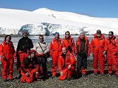 Pavel Kapler (stojící druhý zleva doprava) je doma v Bruntálu a do Antarktidy dojíždí do zaměstnání. Je totiž správcem Mendelovy polární stanice, která právě dnes slaví deset let od svého založení.