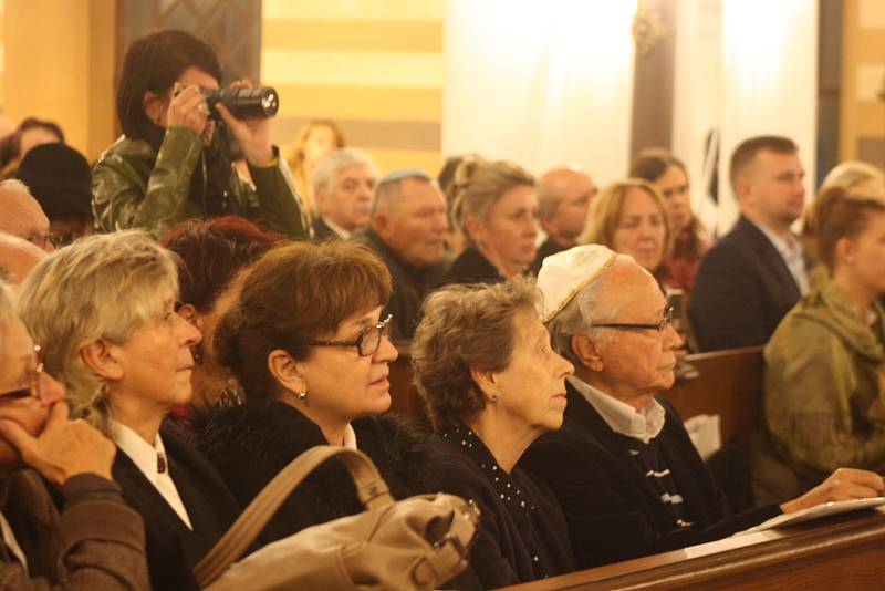 DOJEMNÉ SETKÁNÍ v krnovské synagoze. Profesor Alexander Fried (druhý zleva) s potomky manželů Belánikových, kteří ho ukrývali v roce 1944. Titul Spravedlivý mezi národy převzali za své rodiče Marie Přádková, Olga Zapletalová, Antonie Vojtková a Eduard Bel