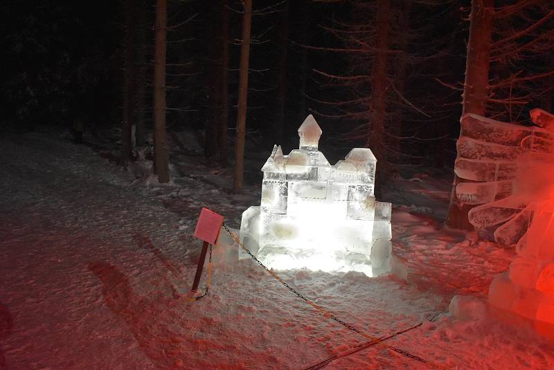 Skiareál Kopřivná v pátek večer zažil poslední jízdu nejmodernější vyhřívané lanovky. Od soboty všechny lanovky definitivně zastavilo vládní nařízení.