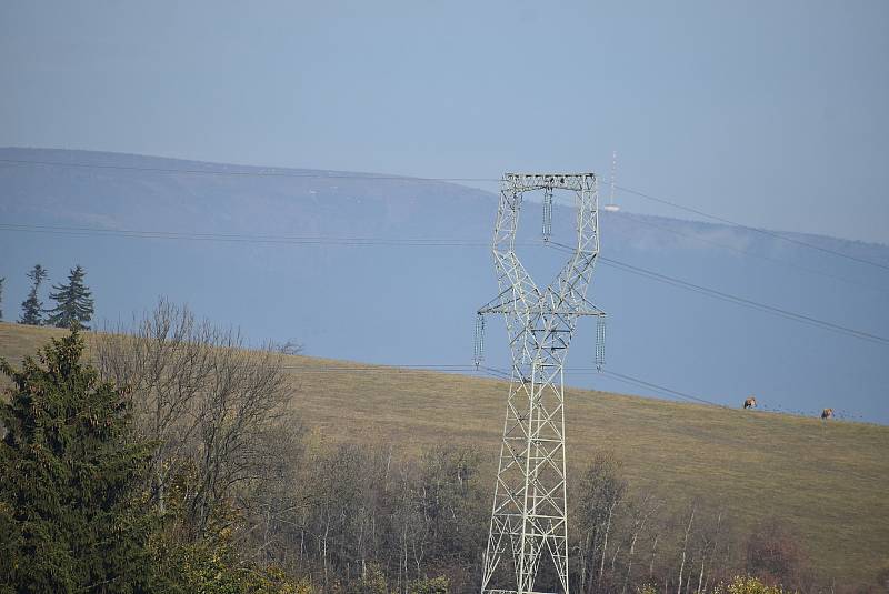 Vrtule větrných elektráren na horizontu, nebo čistý výhled na Praděd? Ukázalo se, že v Ryžovišti  místní o „větrníky“ nestojí.