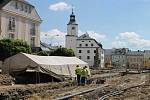 Rekonstrukce náměstí Míru v Rýmařově. Kvůli prvním objevům v Radniční ulici archeologové zastavili stavbu, ale po dohodě a městem probíhají stavební práce zároveň s archeologickými.