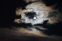 Na Osoblažsku o víkendu byly ideální podmínky pro pozorování bobřího mikroúplňku. Měsíc a řídká oblačnost vytvořily na obloze fascinující show.
