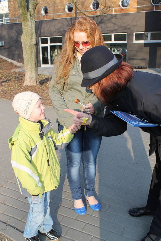 Po celý týden probíhá projekt, zaměřený na přecházení vozovky a přechody pro chodce. Policisté se společně se zástupci BESIP vydali k zebrám, aby se na vlastní oči přesvědčili, jaké největší chyby dělají chodci při přecházení silnic.