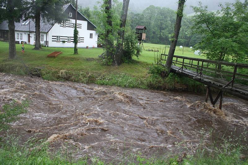 Druhý povodňový stupeň byl vyhlášený na Černé Opavě v Mnichově. První stupeň platí na Opavě v Karlovicích. Velká voda postupuje řekou Opavou níž po proudu.