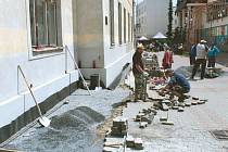 Právě probíhá oprava soklu budovy tak, aby byla dokončena do víkendových Dnů města.