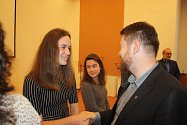 Barbora Říhová přijímá gratulace krnovského starosty Tomáše Hradila k udělení Langschurovy ceny