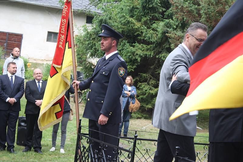 Byl to dojemný okamžik, když se v roce 2018 Češi a Němci setkali v Dívčím Hradě u památníků padlých. Společně oslavili konec první světové války před sto lety.