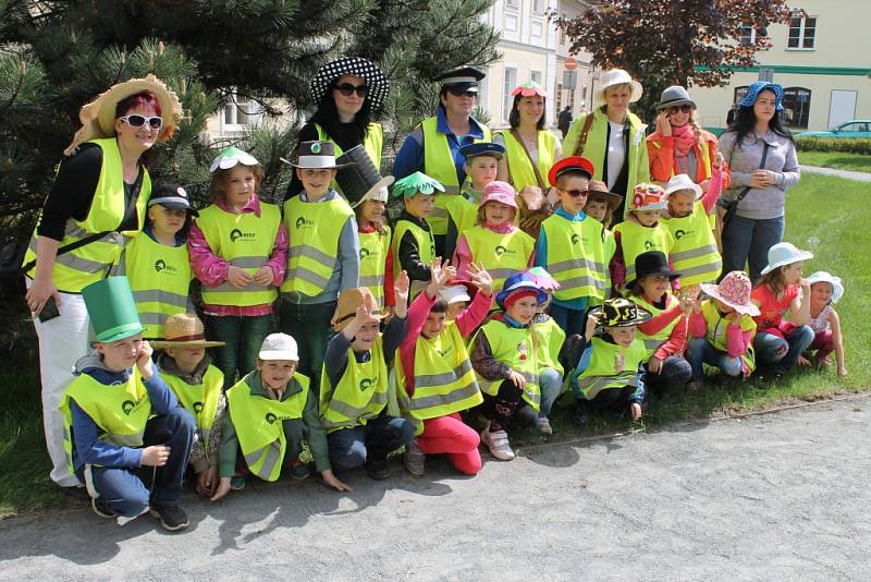 Studentům patřilo v pátek 15. května centrum Bruntálu. Zejména těm, kteří si pořídili vlastní pokrývku hlavy, protože šlo o Kloboukový majáles.