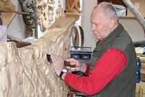 Bruntálský řezbář František Nedomlel pracuje na dřevěné plastice, která zobrazuje přírodní památku - lávový proud u Meziny.