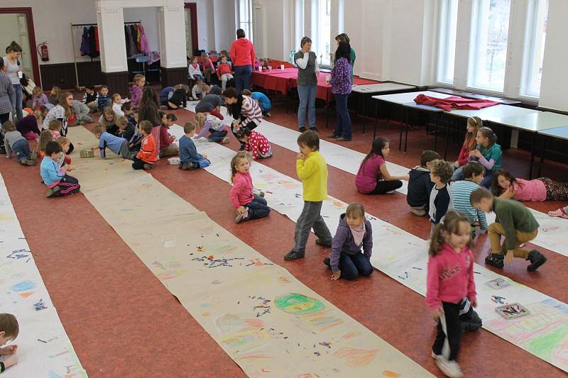 Jídelna Základní školy ve Školní ulici v Bruntále se proměnila v malířský ateliér. Školáci a předškoláci tam malovali obrázky, kterými ozvláštnili ploty u cesty na Petrin.