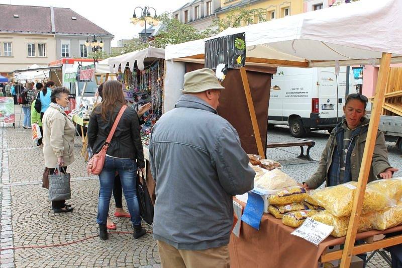 Farmářské trhy se na bruntálském náměstí Míru ve středu opět vydařily.