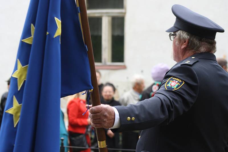 Byl to dojemný okamžik, když se v roce 2018 Češi a Němci setkali v Dívčím Hradě u památníků padlých. Společně oslavili konec první světové války před sto lety.