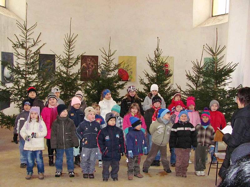 Zámek ve Slezských Rudolticích se v sobotu 27. listopadu rozezněl koledami v podání místních školáků a předškoláků. Vánoční akce oživí také zámky v Linhartovech a v Bruntále.