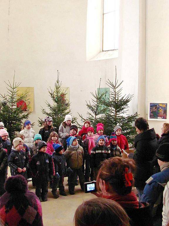 Zámek ve Slezských Rudolticích se v sobotu 27. listopadu rozezněl koledami v podání místních školáků a předškoláků. Vánoční akce oživí také zámky v Linhartovech a v Bruntále.