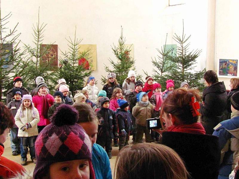 Zámek ve Slezských Rudolticích se v sobotu 27. listopadu rozezněl koledami v podání místních školáků a předškoláků. Vánoční akce oživí také zámky v Linhartovech a v Bruntále.