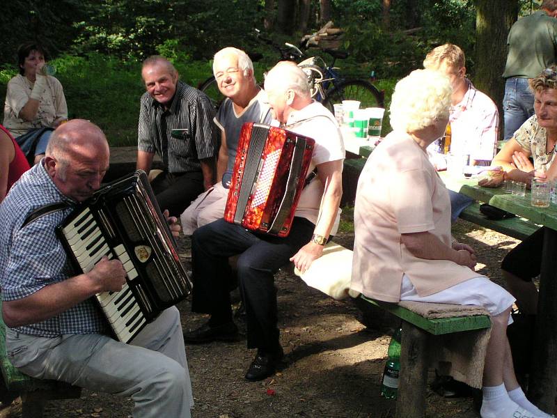 Přijďte v sobotu 11. září do Úvalna zažít tradiční sraz harmonikářů pod rozhlednou.