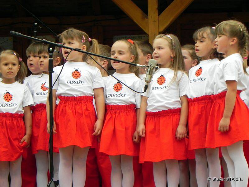 Česká Miss Tereza Chlebovská zpestřila bohatý program Zahradní slavnosti ve Městě Albrechticích. Oslavy pořádala místní Základní umělecká škola v úterý 19. června.