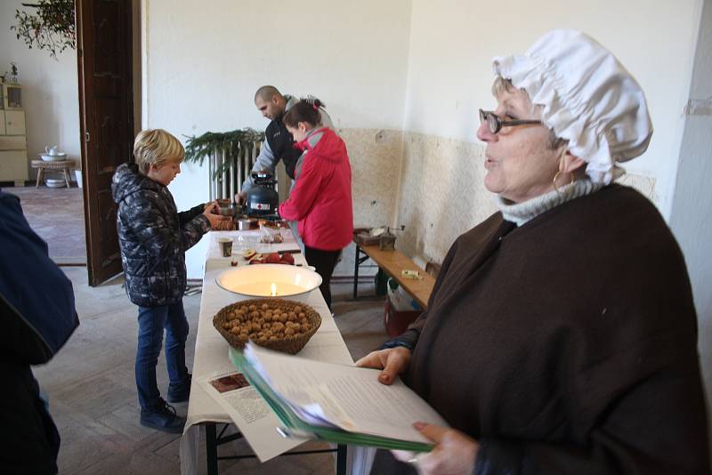 Zámek v Hošťálkovech oživil všechny adventní a vánoční zvyky, jaké u nás byly běžné ještě před sto lety. Na historickou přesnost dohlížela bruntálská památkářka Ľubica Mezerová.