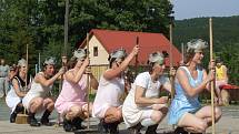 Každoroční kácení májky a májovou veselici ve Valšově provázela hudební a taneční show nejen místních dětí.