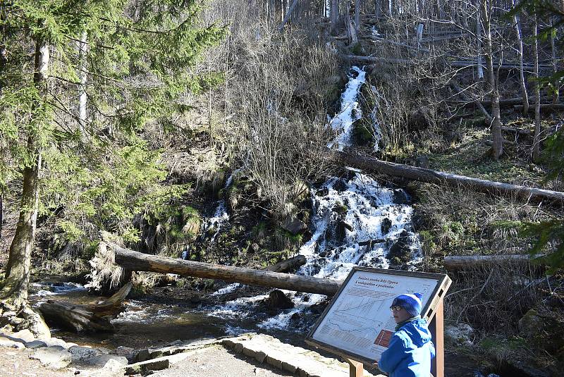 Nejdostupnější vodopád je v Karlově Studánce hned vedle parkoviště. Byl postaven koncem 19. století pro potěšení lázeňských hostů.