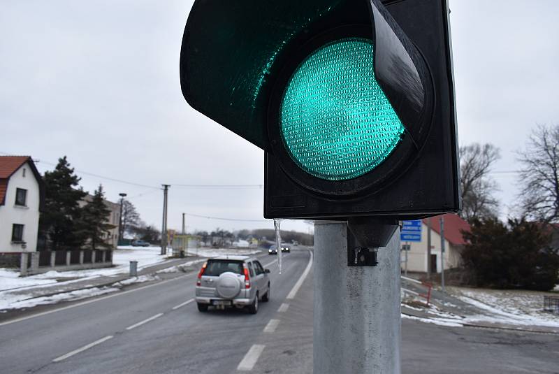 Dodržování rychlosti v Krásných Loučkách u Krnova už dva měsíce měří automatický radar, který také zdokumentuje přestupky.