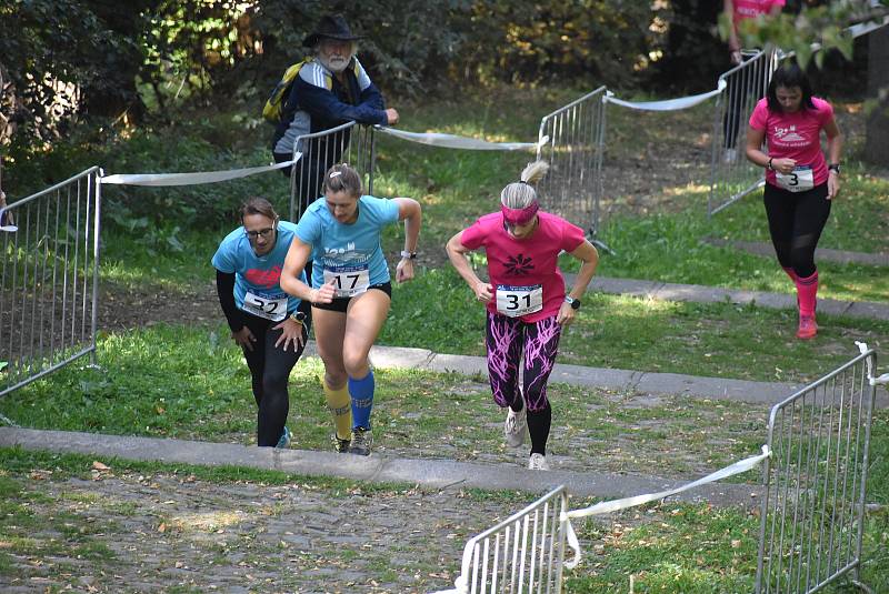 Na Cvilíně bylo v sobotu pořádně živo. Fanoušci povzbuzovali běžce do schodů, a svatebčané vítali ženicha s nevěstou na traktoru.