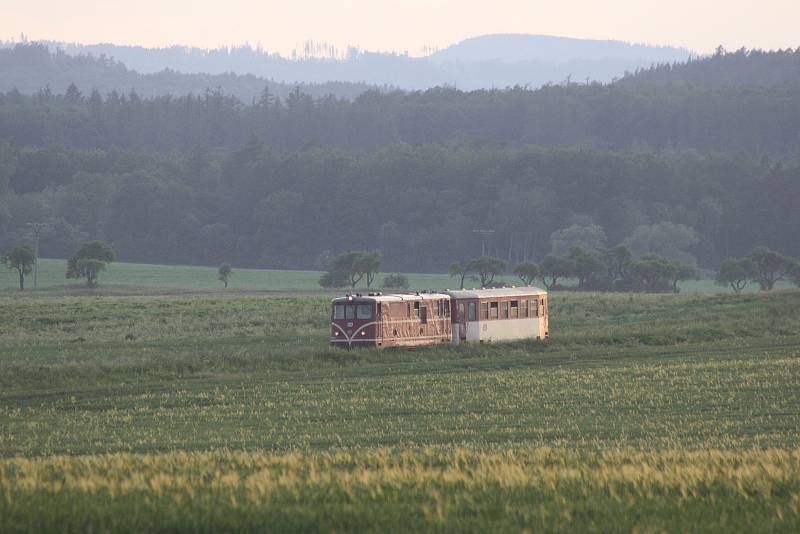 Vlaky Českých drah zajišťovaly na Osoblažce každodenní osobní dopravu a současně byly technickou atrakcí. Od 16. června 2022 až do odvolání vlaky ČD nahradí výlukové autobusy.