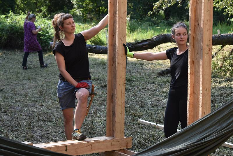 Studenti architektury v Pelhřimovech dostali hromadu prken, vruty a zadání "bezpečný úkryt".