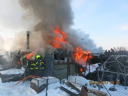 Tři jednotky hasičů zasahovaly v pondělí u požáru dřevěné zahradní chaty.