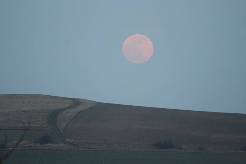 Superúplněk vždy propůjčí noční krajině magickou atmosféru. Ilustrační foto.