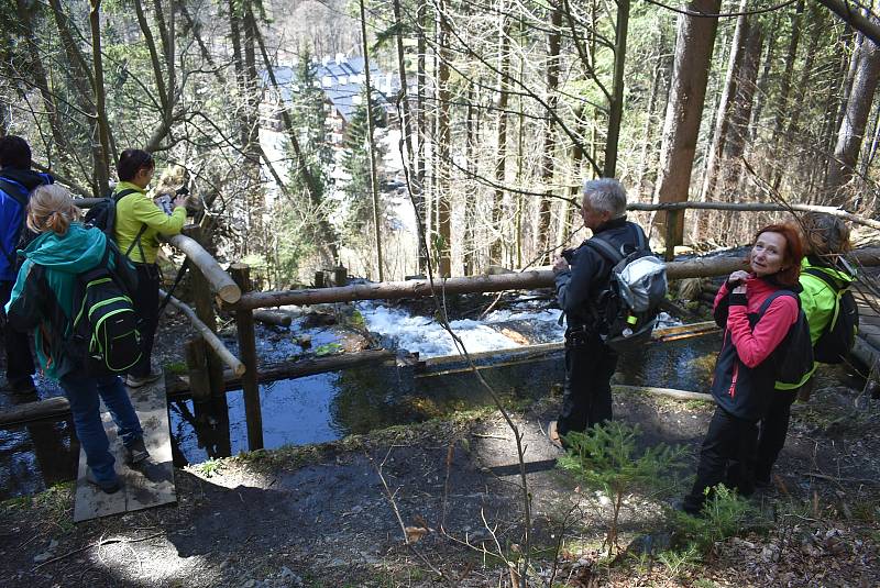 Udělejte si někdy výlet kolem náhonu, který přivádí vodu pro umělý vodopád v Karlově Studánce.