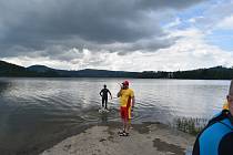 Bruntálští vodní záchranáři zahájili sezonu na Slezské Hartě školením a kvalifikačními zkouškami.