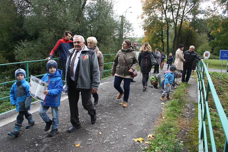 Jedním z míst, kde se sešli Poláci v rámci akce Růženec na hranicích, byl také kostel v Opawici. Na 750 registrovaných účastníků se z kostela vydalo procesím do kilometr vzdálených Lenarcic. Modlitby růžence  se odehrály na hřišti přímo naproti linhartovs