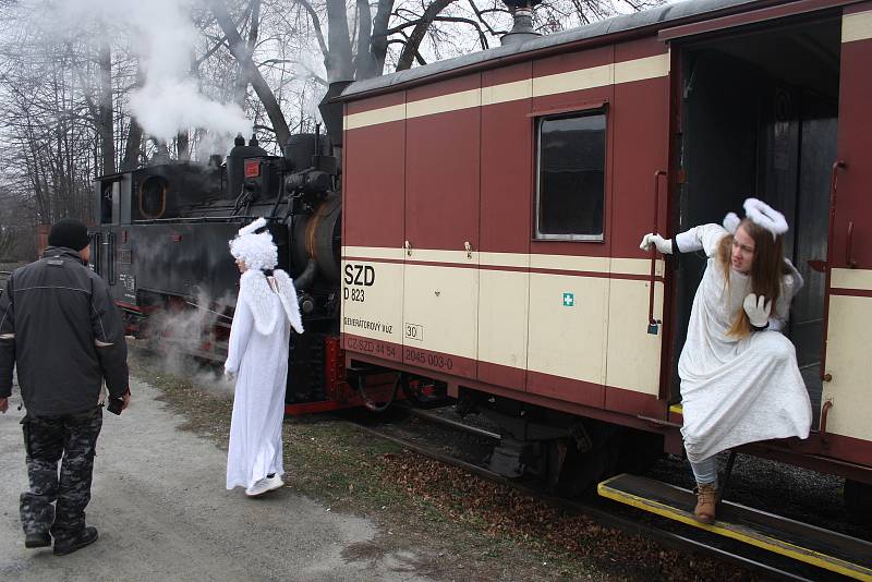 Mikulášská jízda parním vlakem po osoblažské úzkokolejce je plná čertů. Mikuláš se svými anděly jsou v menšině.