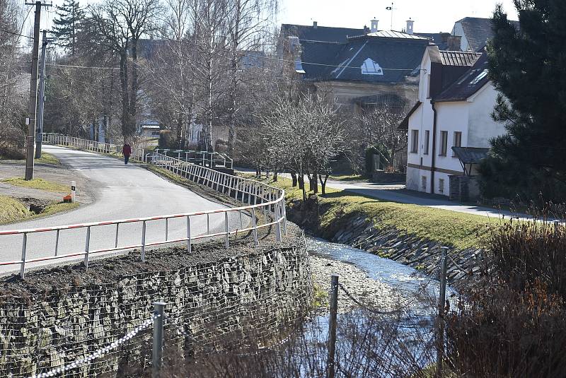 Svobodné Heřmanice leží na hranici okresů Bruntál a Opava. Máme je spojené hlavně se zatopeným břidlicovým lomem Šifr.