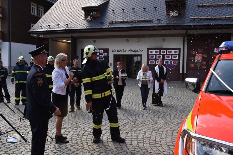 Slavnostní žehnání nového hasičského auta v Karlově Studánce, 26. září 2019.