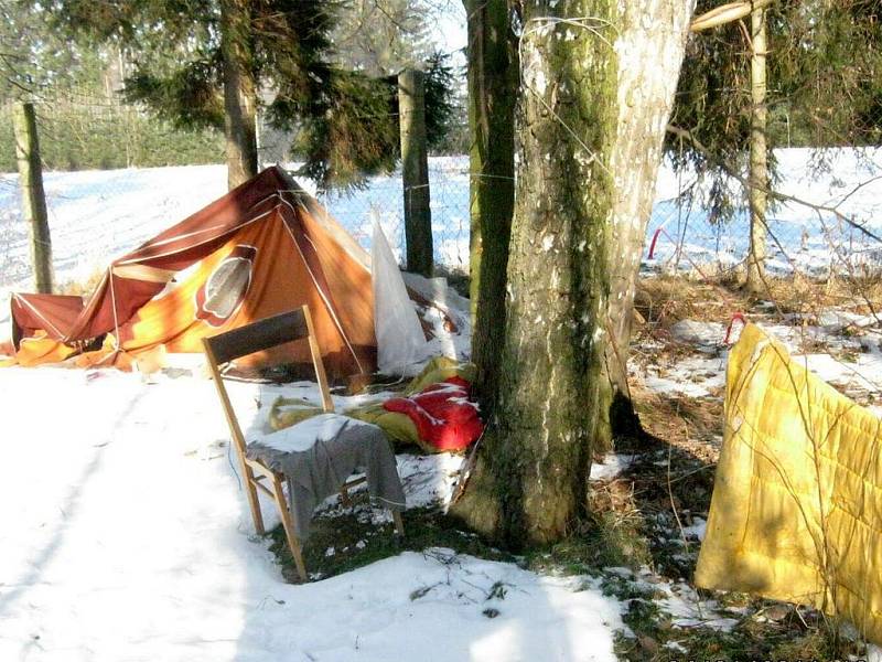 Tábor bezdomovců. Hlídky bruntálské městské policie doposud neví, kdo přesně obývá stanový tábor na Uhlířské ulici. Nikoho zde totiž zatím nezastihly.