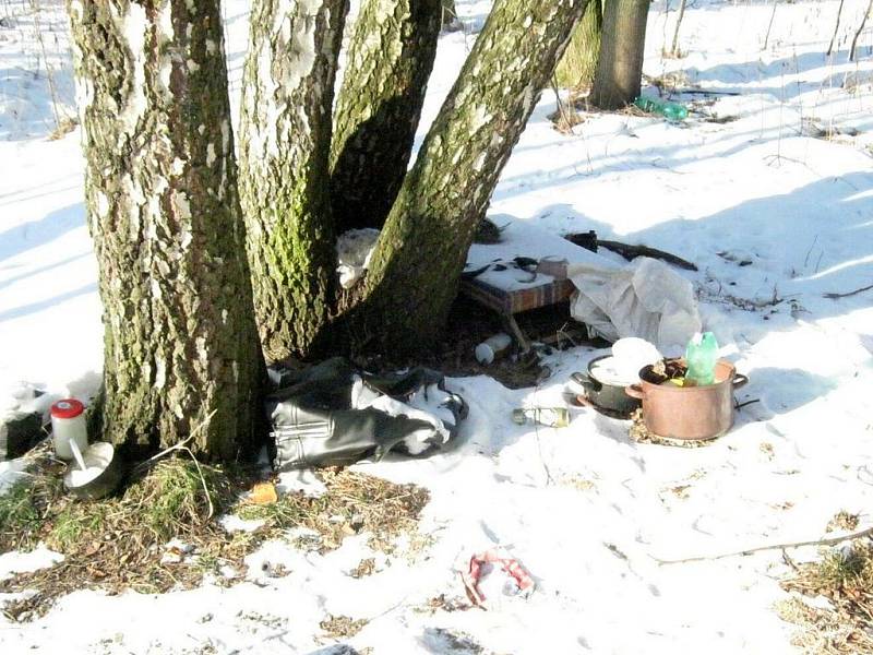 Tábor bezdomovců. Hlídky bruntálské městské policie doposud neví, kdo přesně obývá stanový tábor na Uhlířské ulici. Nikoho zde totiž zatím nezastihly.