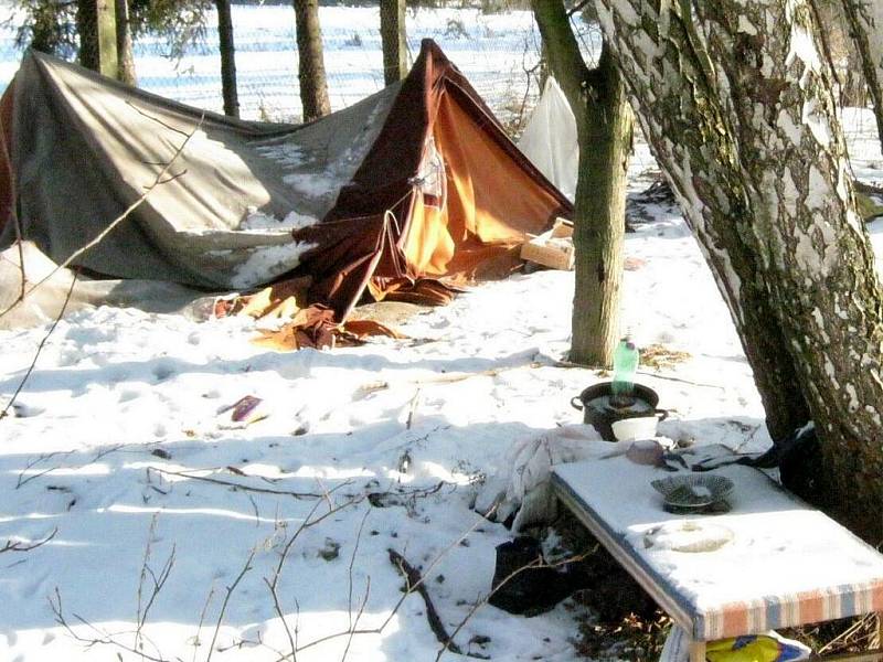 Tábor bezdomovců. Hlídky bruntálské městské policie doposud neví, kdo přesně obývá stanový tábor na Uhlířské ulici. Nikoho zde totiž zatím nezastihly.