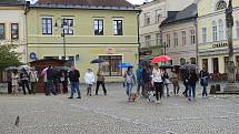 Na bruntálském náměstí se navzdory dešti sešlo asi třicet demonstrantů. Přišli podpořit iniciativu, která vyzývá premiéra Babiše k odstoupení.