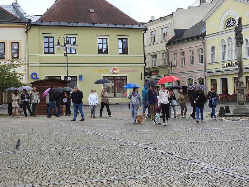 Na bruntálském náměstí se navzdory dešti sešlo asi třicet demonstrantů. Přišli podpořit iniciativu, která vyzývá premiéra Babiše k odstoupení.