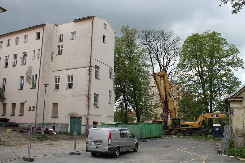 Zatím není jasné, co nahradí část areálu ve Fügnerově ulici a rovněž někdejší hlavní budovu nemocnice v Nádražní ulici. Město vypíše na využití ploch soutěž.